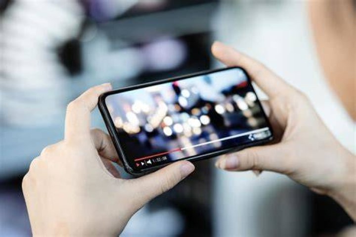 スマートフォンでライブ配信を見る人のイメージ
