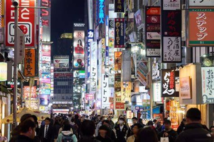 ネオンが輝く東京の夜の通り