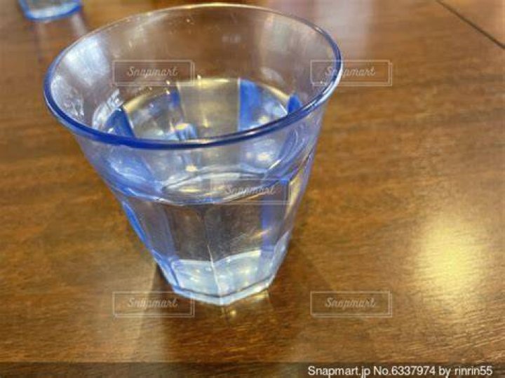 透明なグラスに入ったルイボスティーの画像